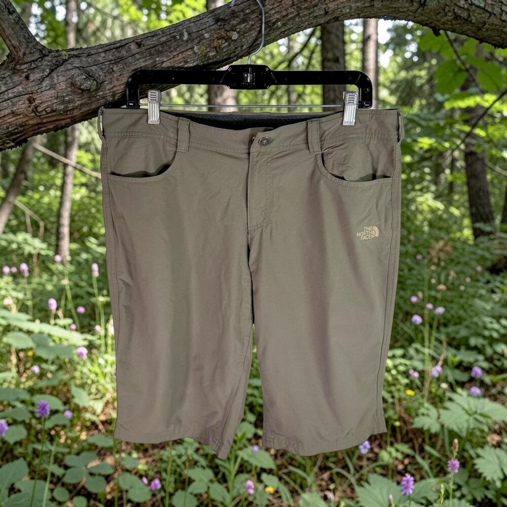 The North Face Women's 12 Gray Taggart 12" Inseam Bermuda Style Utility Shorts